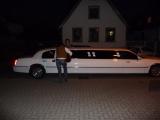 Gäste fahren mit Stretchlimousine vor